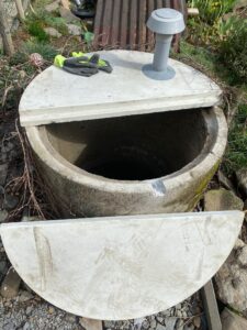 Obnovený přítok a dokonale čistá voda – výsledek po profesionálním čištění kopané studny.