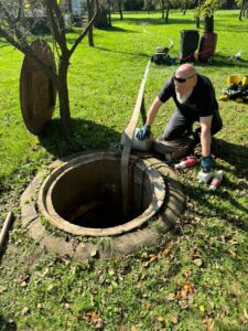 Extrémě znečištěná a kontaminovaná studna.