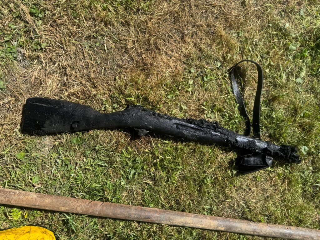 Foto nálezu zbraně ze studny.