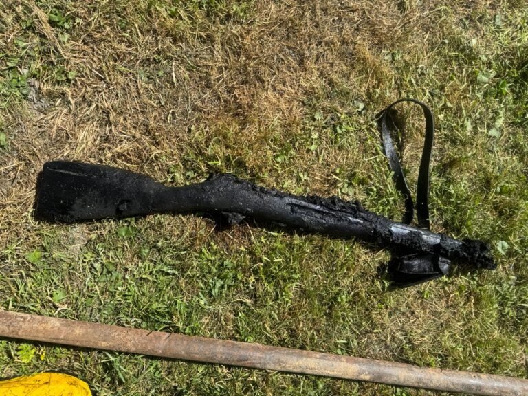 Foto nálezu zbraně ze studny.