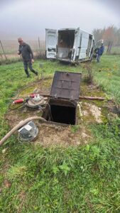 Průmyslová studna u Agro-Družstva Těmice před odborným čištěním – dno pokryté silnou vrstvou bahna a písku, omezený přítok vody.