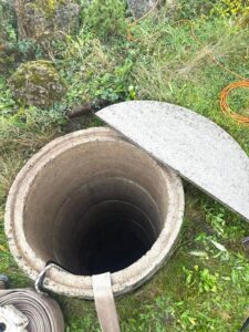 Po kompletním ručním i mechanickém čištění, výměně štěrkového lože a dezinfekci je studna opět čistá, bezpečná a připravená k pravidelnému používání. Po kompletním ručním i mechanickém čištění, výměně štěrkového lože a dezinfekci je studna opět čistá, bezpečná a připravená k pravidelnému používání.