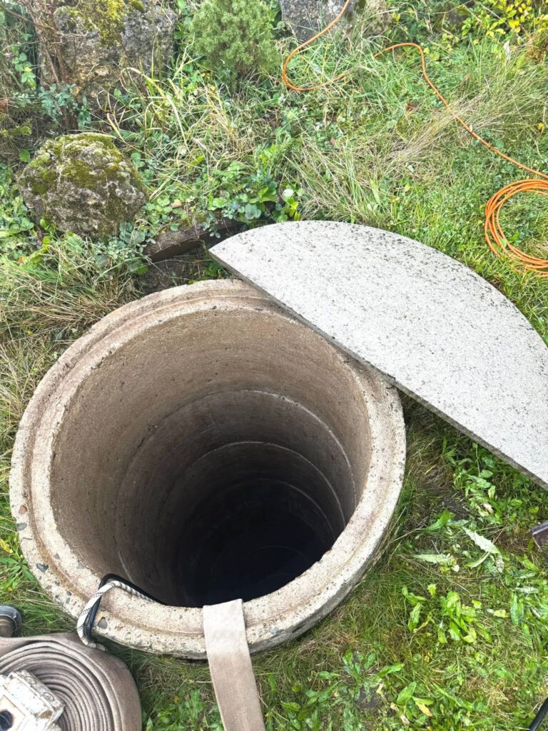 Po kompletním ručním i mechanickém čištění, výměně štěrkového lože a dezinfekci je studna opět čistá, bezpečná a připravená k pravidelnému používání.