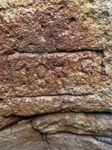 Vybrání dna studny a obnova štěrkového lože z polabského štěrku při renovaci historické studny.