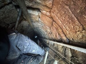 Dezinfekce a finální čištění studny z roku 1875 – příprava na znovuuvedení do provozu.