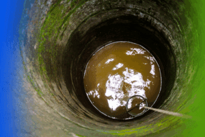 Špinavá kontaminovaná voda vkopané studni.