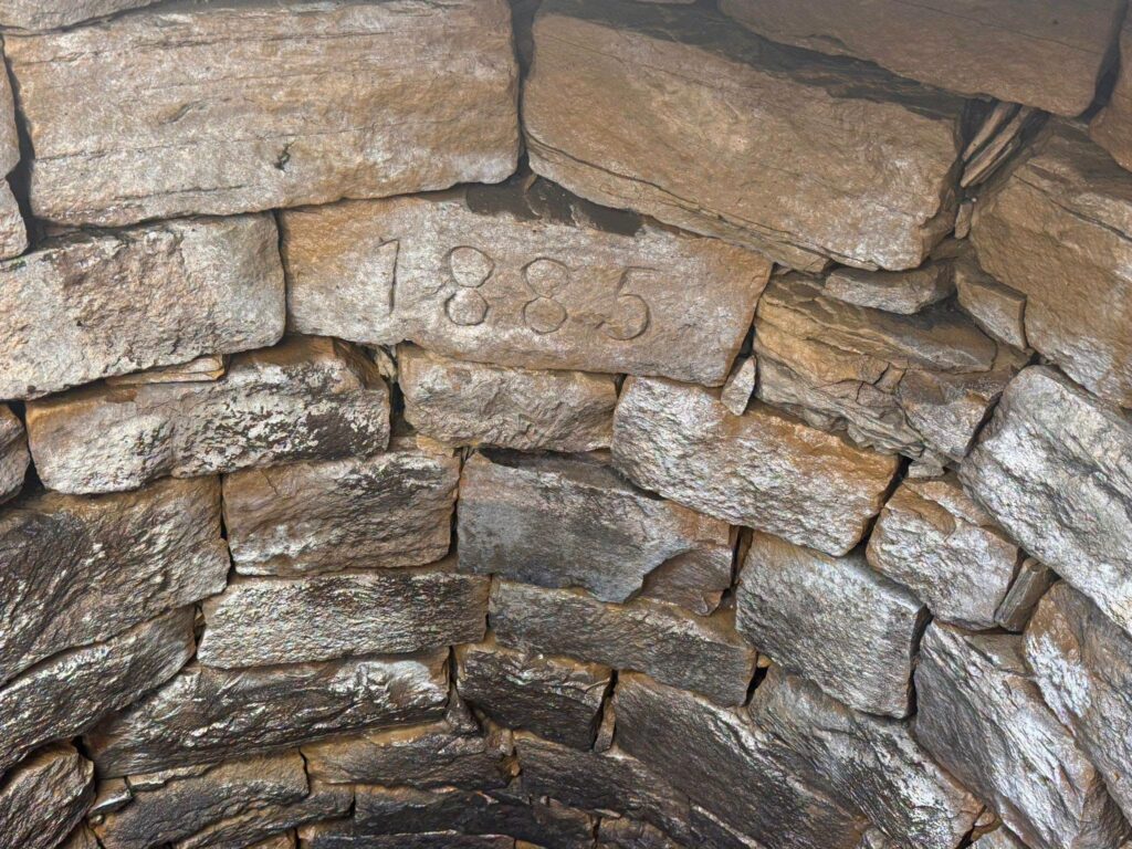 ručně skládaná kamenná studna detail kamenů