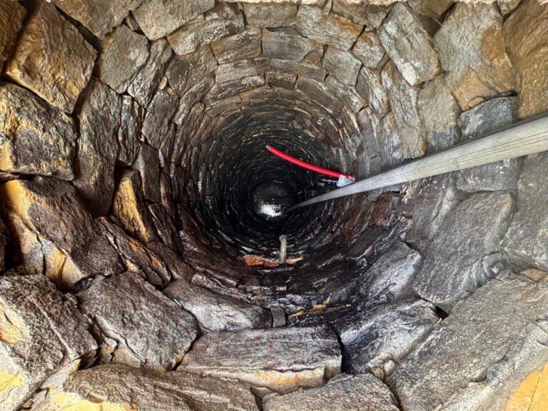 historická kamenná studna z roku 1885